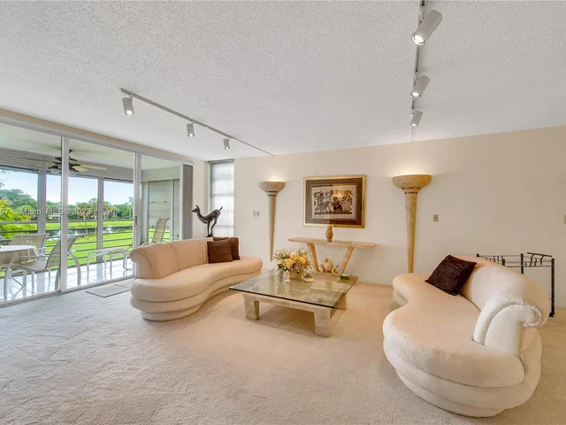 808 Cypress Blvd # 302, Pompano Beach FL 33069