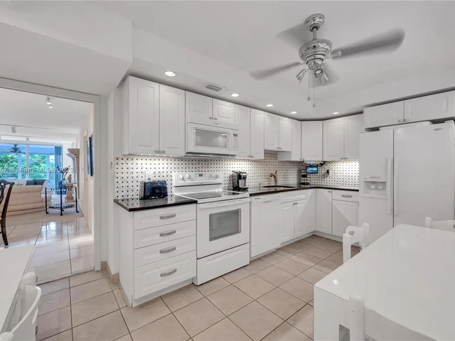 808 Cypress Blvd # 302, Pompano Beach FL 33069