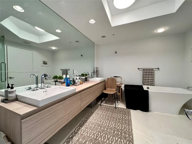 17111 Biscayne Blvd # 401, North Miami Beach FL 33160