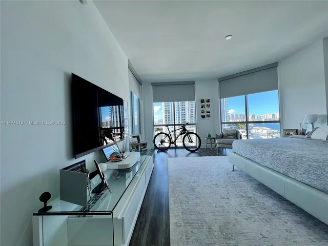 17111 Biscayne Blvd # 401, North Miami Beach FL 33160