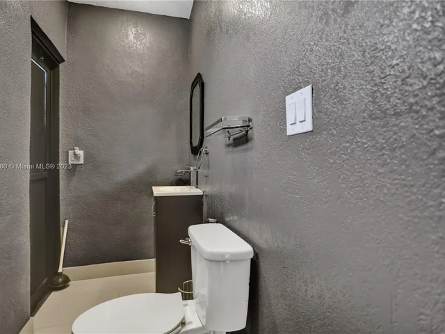 1082 W 71st St, Hialeah FL 33014