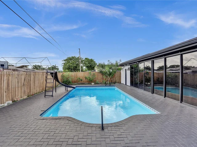 1082 W 71st St, Hialeah FL 33014