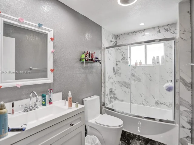 1082 W 71st St, Hialeah FL 33014