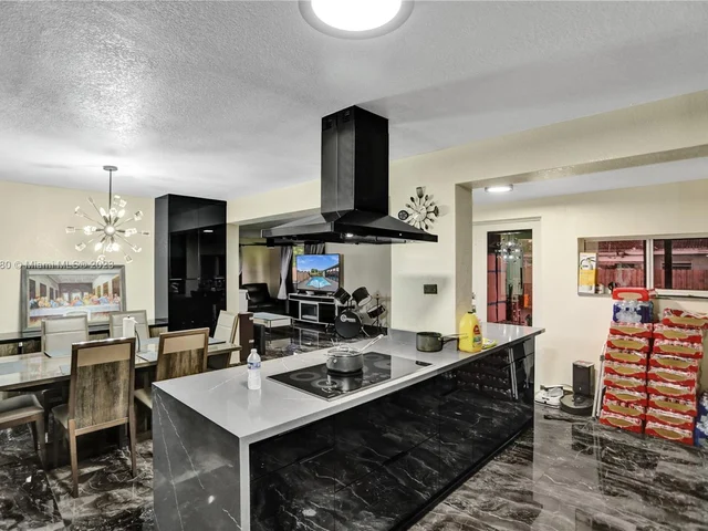 1082 W 71st St, Hialeah FL 33014