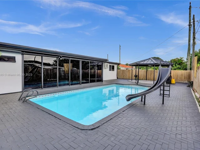 1082 W 71st St, Hialeah FL 33014