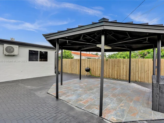 1082 W 71st St, Hialeah FL 33014