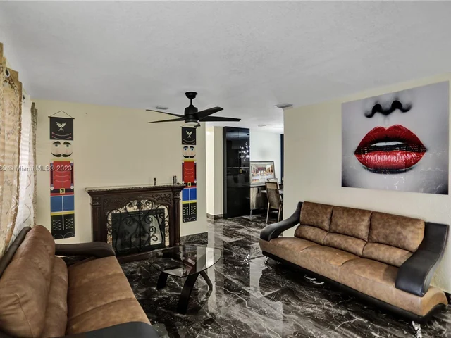 1082 W 71st St, Hialeah FL 33014