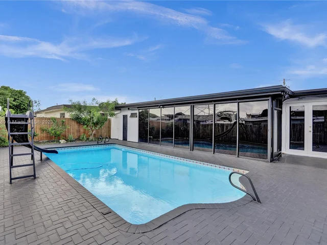 1082 W 71st St, Hialeah FL 33014