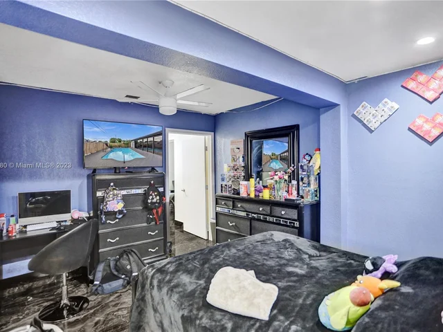 1082 W 71st St, Hialeah FL 33014