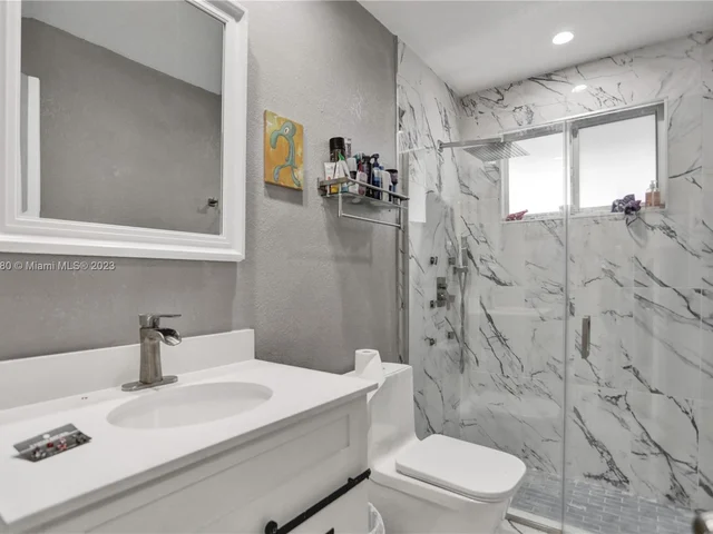 1082 W 71st St, Hialeah FL 33014