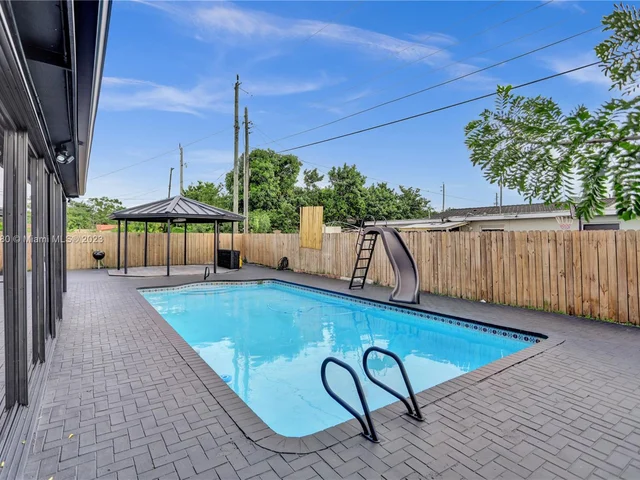 1082 W 71st St, Hialeah FL 33014