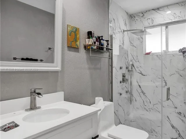 1082 W 71st St, Hialeah FL 33014