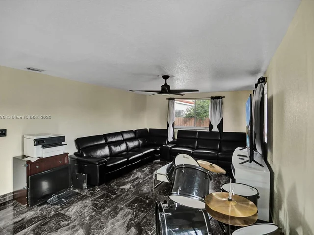 1082 W 71st St, Hialeah FL 33014