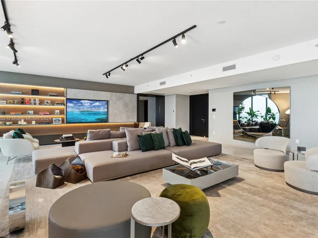 1000 Biscayne Blvd # 1902, Miami FL 33132