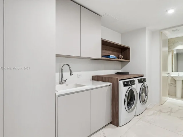 1000 Biscayne Blvd # 1902, Miami FL 33132