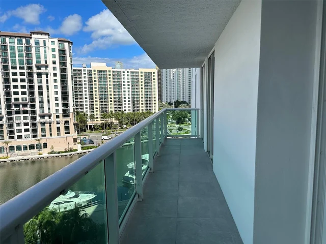 100 Bayview Dr # 904, Sunny Isles Beach FL 33160
