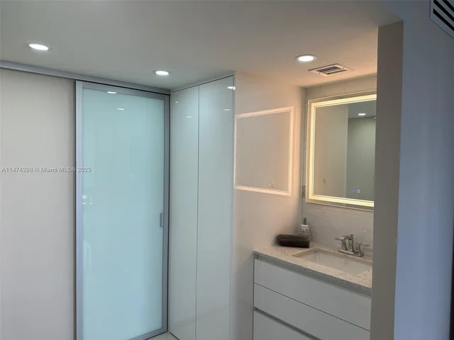 100 Bayview Dr # 904, Sunny Isles Beach FL 33160