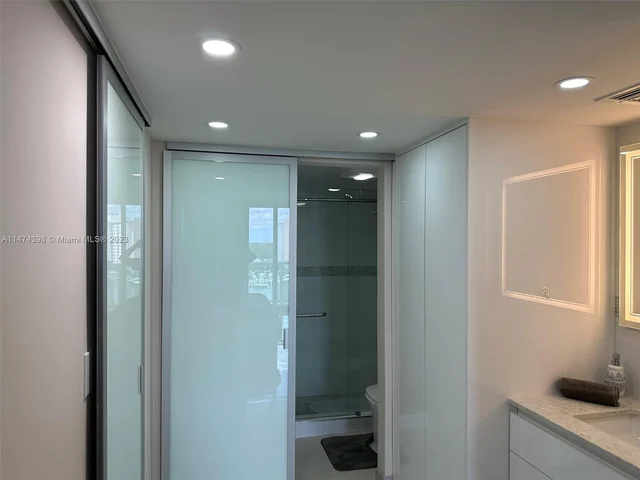 100 Bayview Dr # 904, Sunny Isles Beach FL 33160