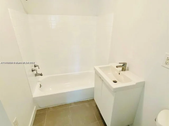 870 NW 100th St, Miami FL 33150