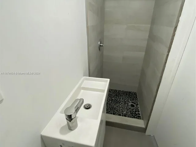 870 NW 100th St, Miami FL 33150