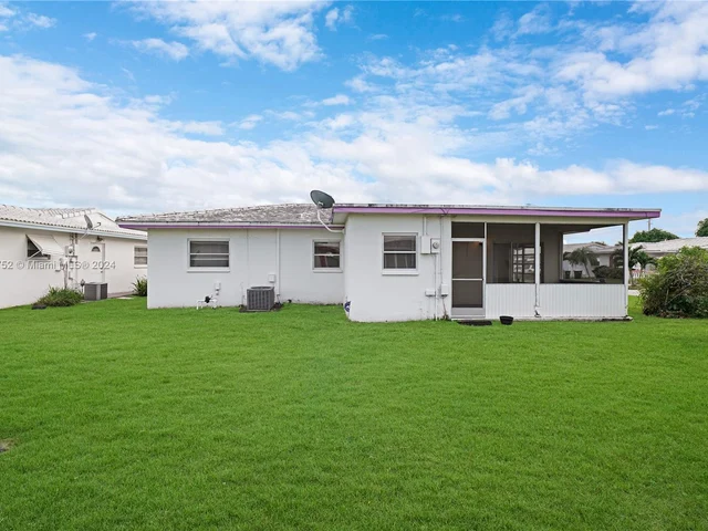 6813 NW 75th Dr, Tamarac FL 33321