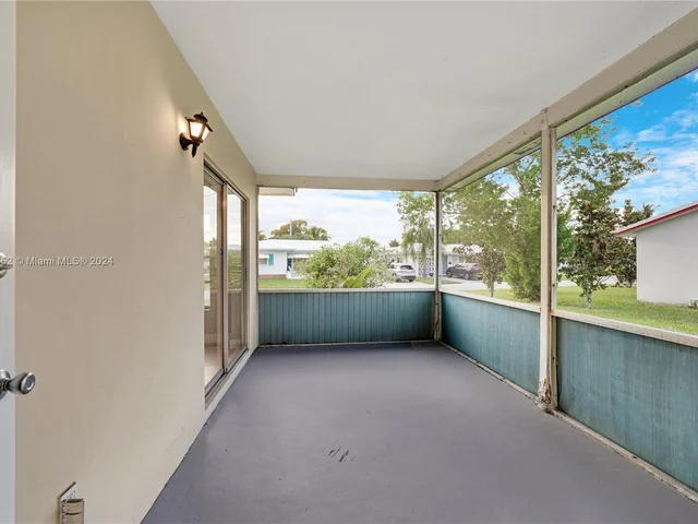 6813 NW 75th Dr, Tamarac FL 33321