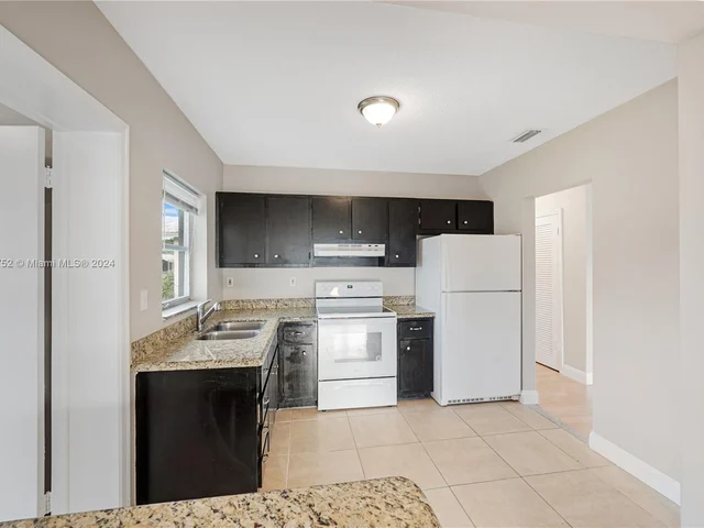 6813 NW 75th Dr, Tamarac FL 33321