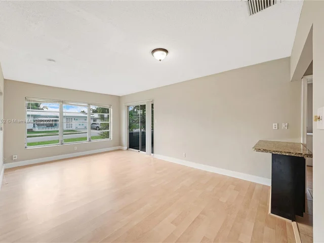 6813 NW 75th Dr, Tamarac FL 33321