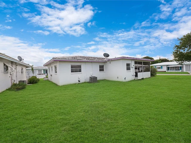 6813 NW 75th Dr, Tamarac FL 33321