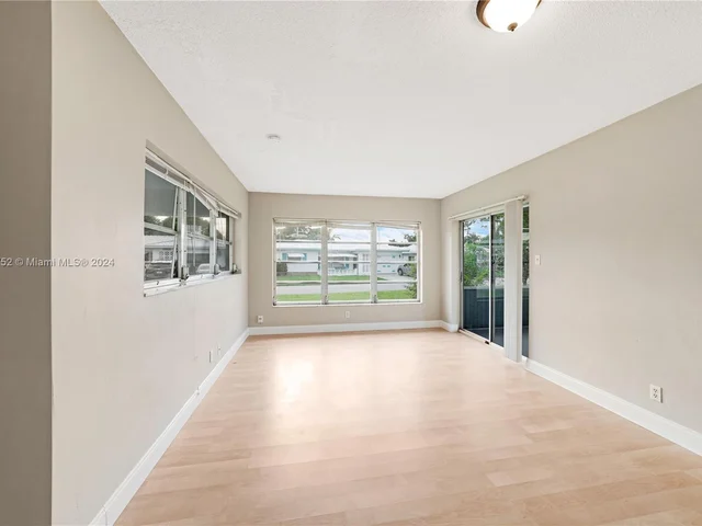 6813 NW 75th Dr, Tamarac FL 33321