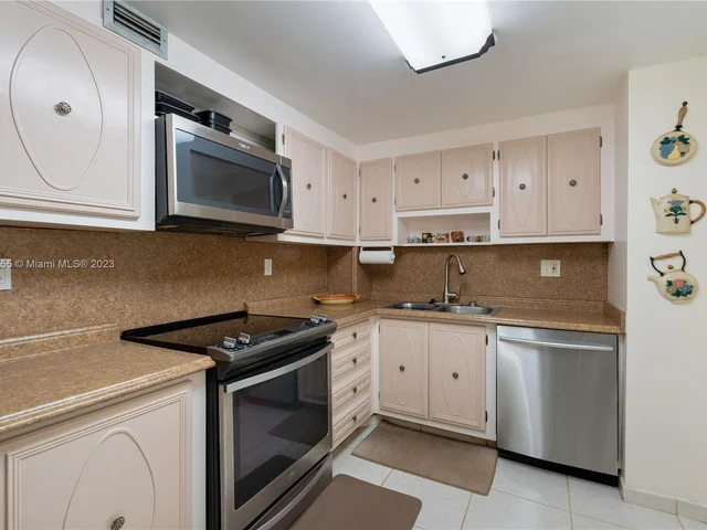 10852 N Kendall Dr # 319, Miami FL 33176