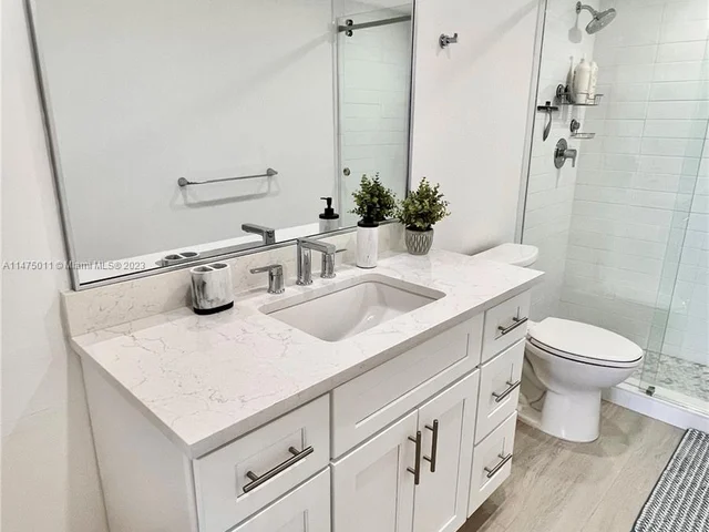 427 Golden Isles Dr # 14G, Hallandale Beach FL 33009