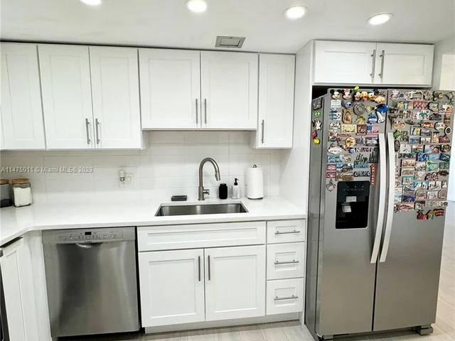 427 Golden Isles Dr # 14G, Hallandale Beach FL 33009