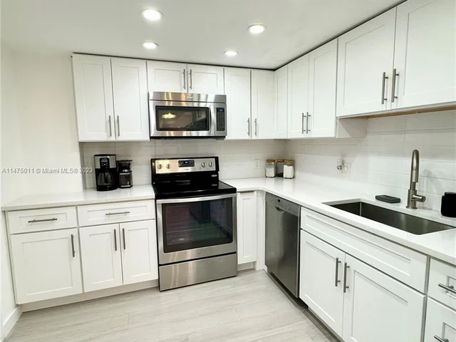 427 Golden Isles Dr # 14G, Hallandale Beach FL 33009