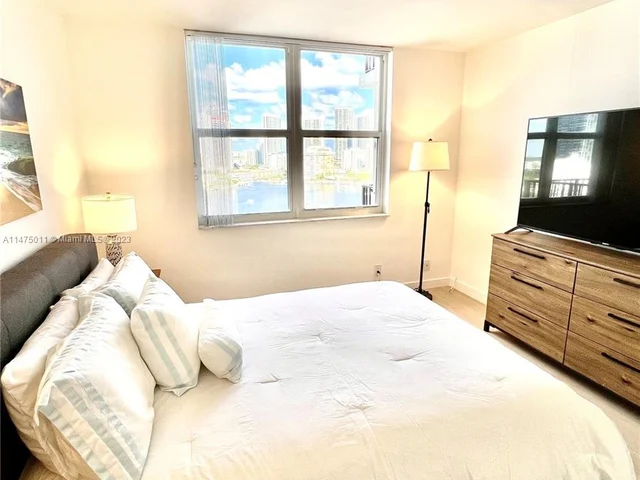 427 Golden Isles Dr # 14G, Hallandale Beach FL 33009