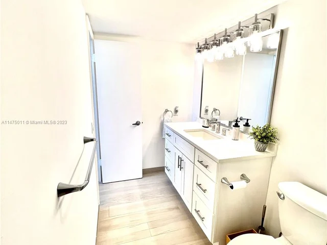 427 Golden Isles Dr # 14G, Hallandale Beach FL 33009