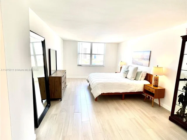 427 Golden Isles Dr # 14G, Hallandale Beach FL 33009