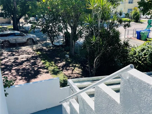 3003 NW 16th St # 1, Miami FL 33125