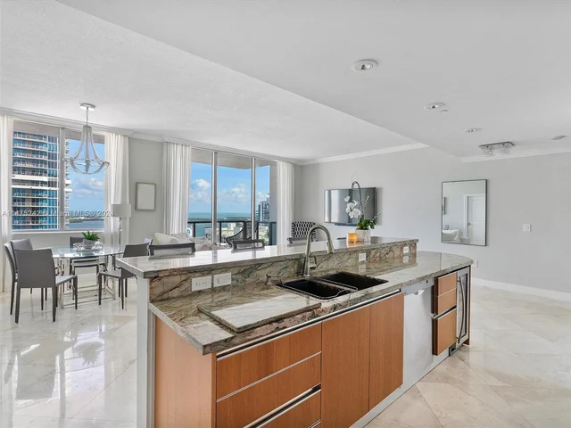 1060 Brickell Ave, Miami FL 33131