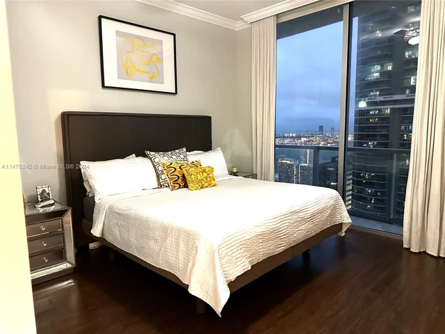 1060 Brickell Ave, Miami FL 33131