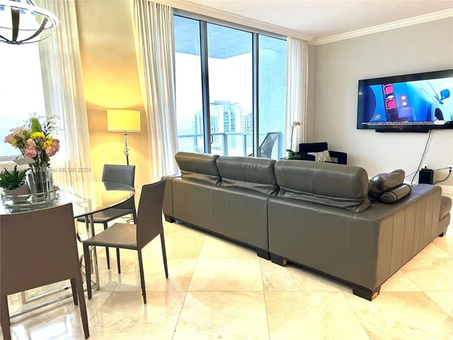 1060 Brickell Ave, Miami FL 33131