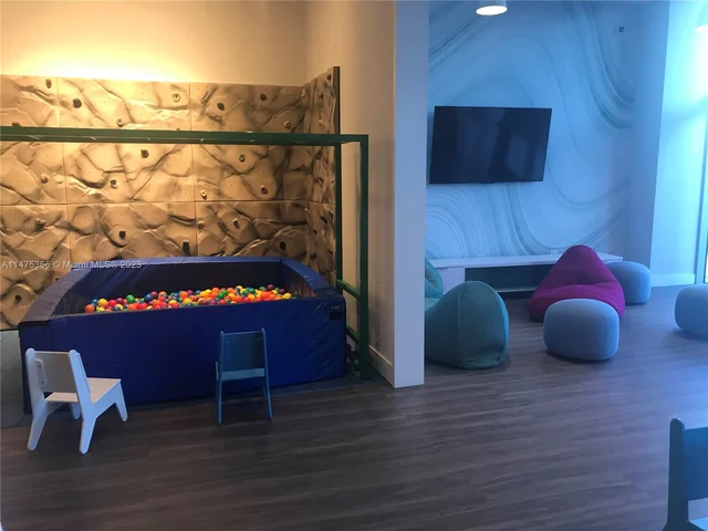 16385 Biscayne Blvd # 1806, North Miami Beach FL 33160