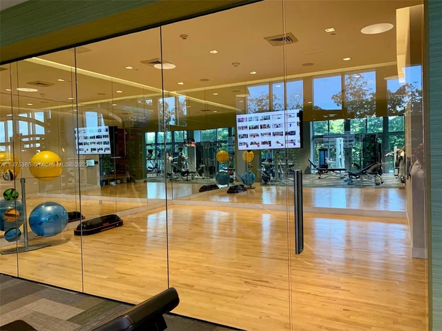 16385 Biscayne Blvd # 1806, North Miami Beach FL 33160