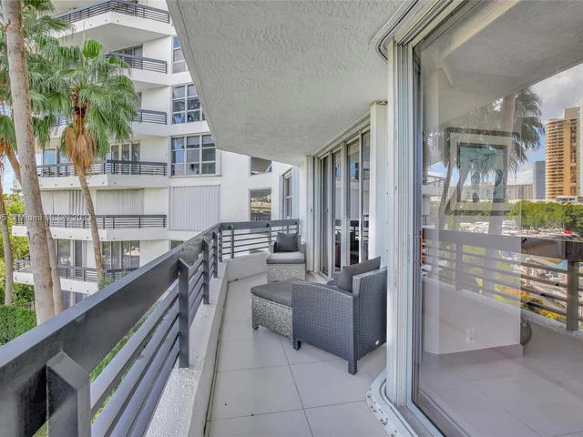 3500 Mystic Pointe Dr # 304, Aventura FL 33180