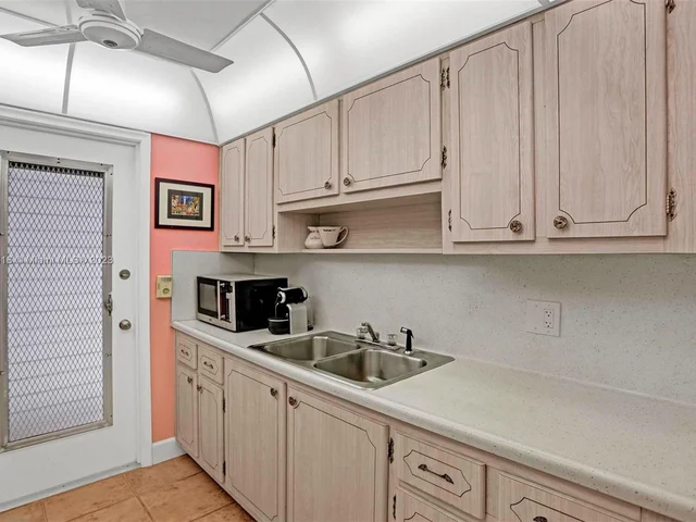 2500 NE 9th St # 111, Fort Lauderdale FL 33304