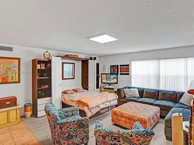 2500 NE 9th St # 111, Fort Lauderdale FL 33304