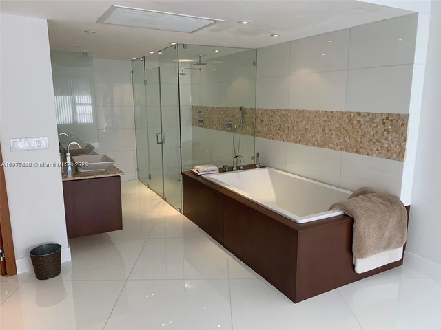 5255 Collins Ave, Miami Beach FL 33140