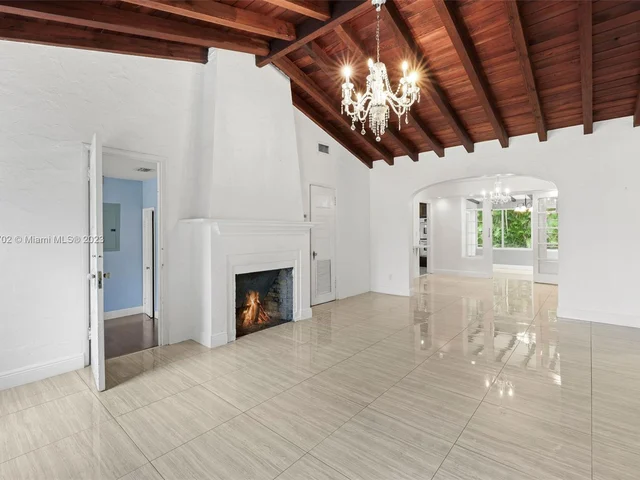 427 W 43rd St, Miami Beach FL 33140