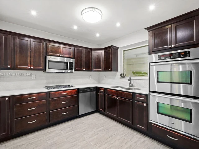 427 W 43rd St, Miami Beach FL 33140