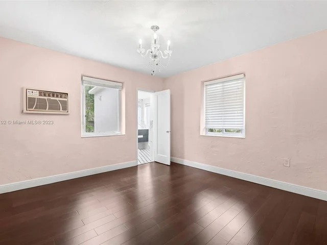 427 W 43rd St, Miami Beach FL 33140